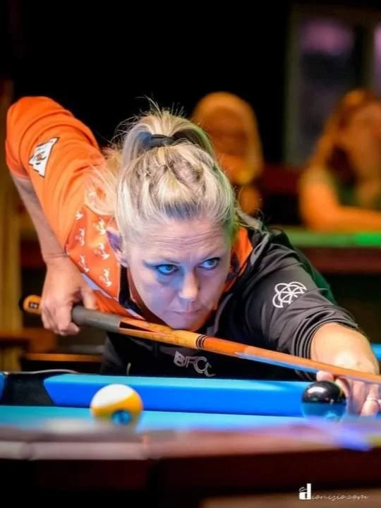 レイモンドオハラ　Pool Bar Girl The Wilde Pool Bar in Sedona | The Wilde Resort & Spa